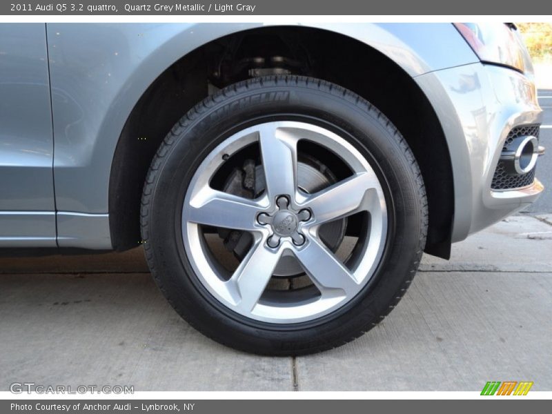 Quartz Grey Metallic / Light Gray 2011 Audi Q5 3.2 quattro