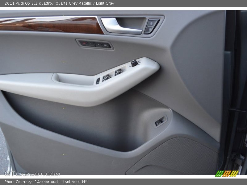 Quartz Grey Metallic / Light Gray 2011 Audi Q5 3.2 quattro