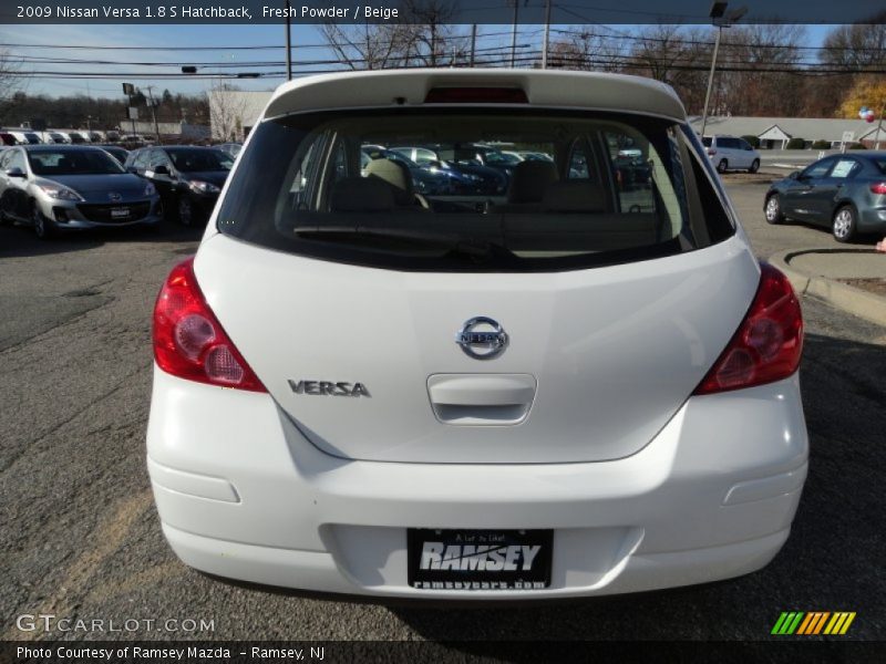 Fresh Powder / Beige 2009 Nissan Versa 1.8 S Hatchback