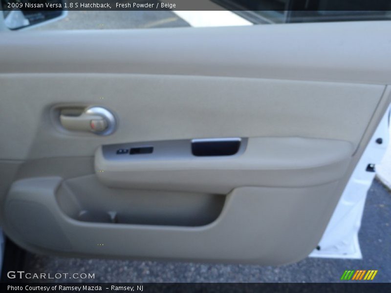 Fresh Powder / Beige 2009 Nissan Versa 1.8 S Hatchback
