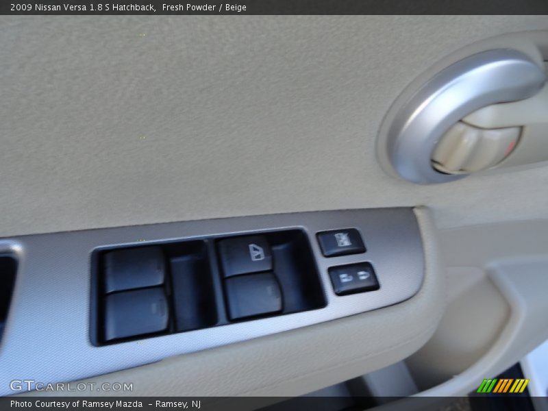 Fresh Powder / Beige 2009 Nissan Versa 1.8 S Hatchback