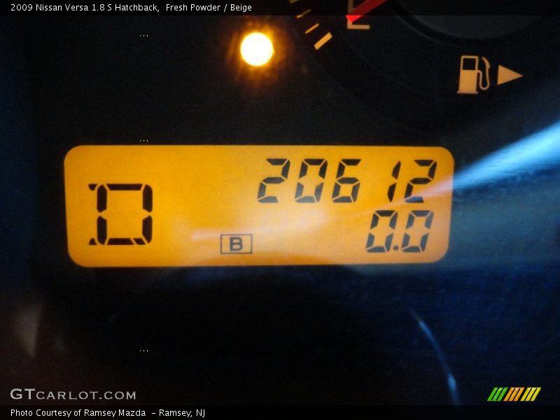 Fresh Powder / Beige 2009 Nissan Versa 1.8 S Hatchback