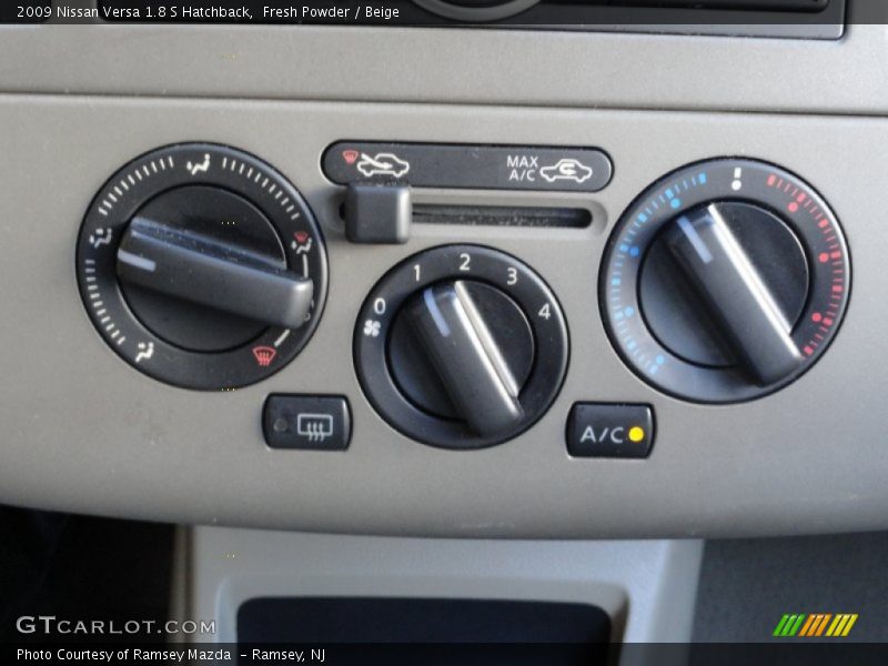 Fresh Powder / Beige 2009 Nissan Versa 1.8 S Hatchback