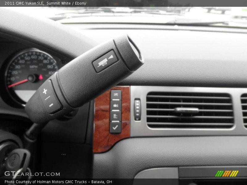 Summit White / Ebony 2011 GMC Yukon SLE
