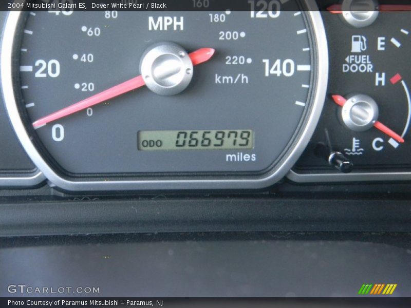 Dover White Pearl / Black 2004 Mitsubishi Galant ES