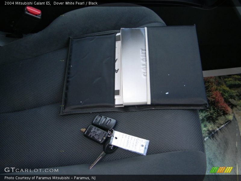 Dover White Pearl / Black 2004 Mitsubishi Galant ES