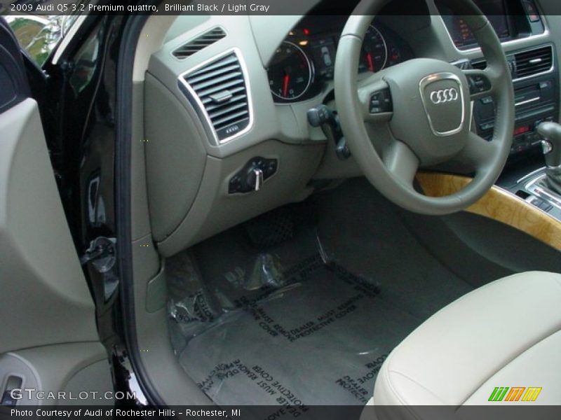 Brilliant Black / Light Gray 2009 Audi Q5 3.2 Premium quattro