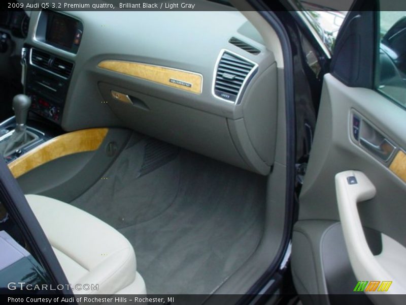 Brilliant Black / Light Gray 2009 Audi Q5 3.2 Premium quattro