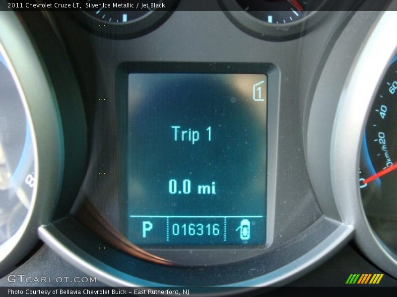 Silver Ice Metallic / Jet Black 2011 Chevrolet Cruze LT