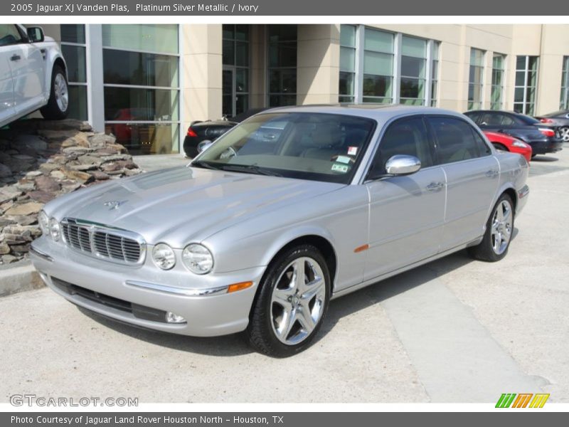 Front 3/4 View of 2005 XJ Vanden Plas