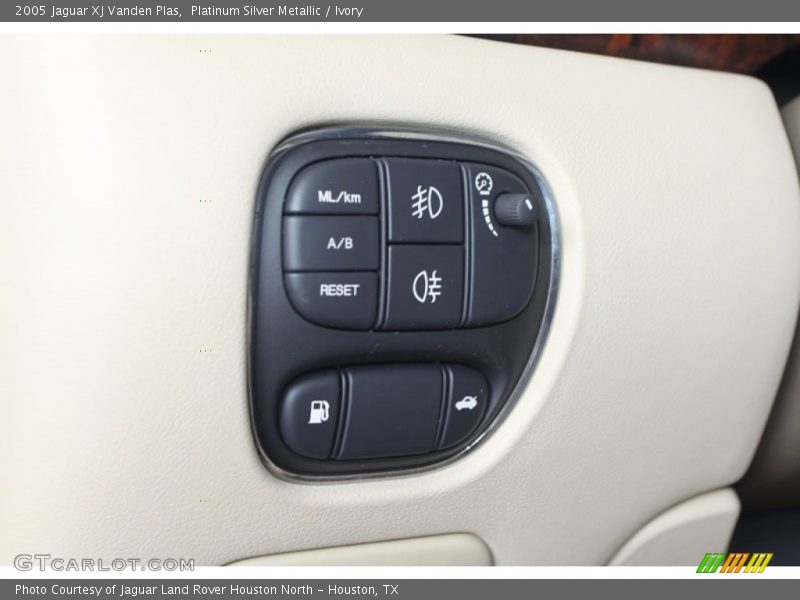 Platinum Silver Metallic / Ivory 2005 Jaguar XJ Vanden Plas