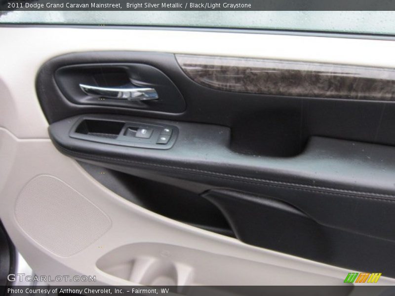 Bright Silver Metallic / Black/Light Graystone 2011 Dodge Grand Caravan Mainstreet
