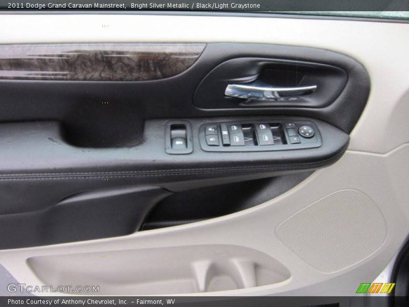 Bright Silver Metallic / Black/Light Graystone 2011 Dodge Grand Caravan Mainstreet
