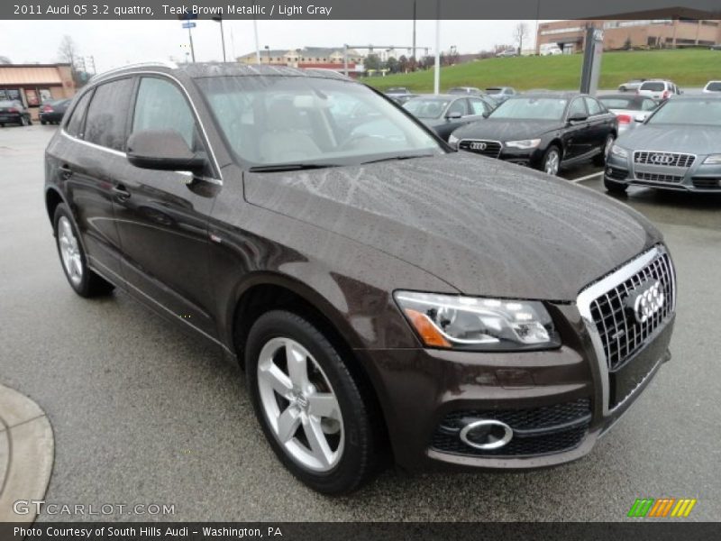Front 3/4 View of 2011 Q5 3.2 quattro
