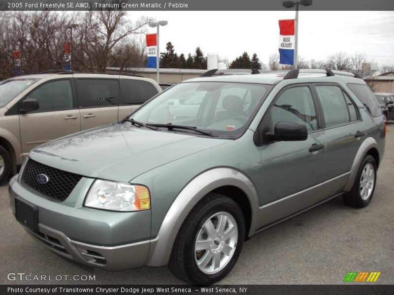 Front 3/4 View of 2005 Freestyle SE AWD