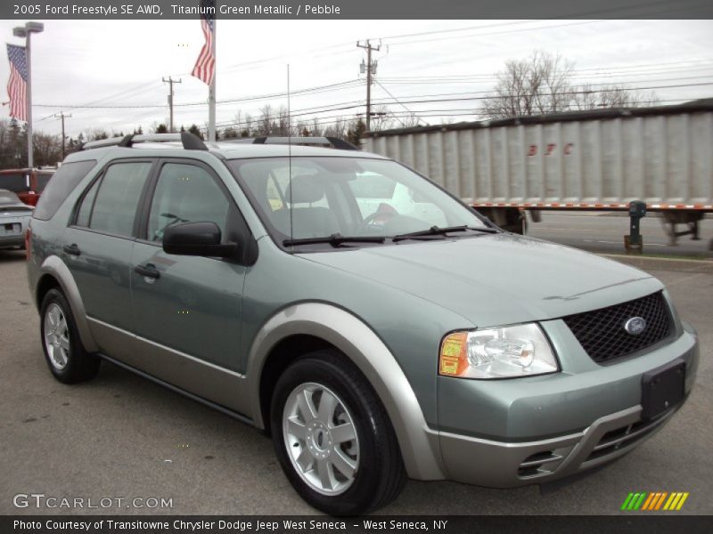 Front 3/4 View of 2005 Freestyle SE AWD