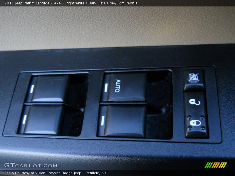 Bright White / Dark Slate Gray/Light Pebble 2011 Jeep Patriot Latitude X 4x4