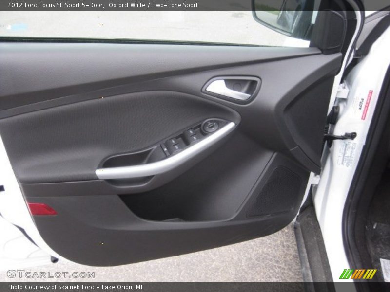 Oxford White / Two-Tone Sport 2012 Ford Focus SE Sport 5-Door