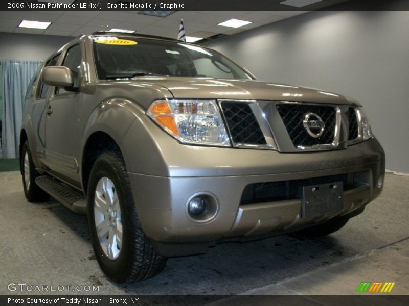 Front 3/4 View of 2006 Pathfinder LE 4x4
