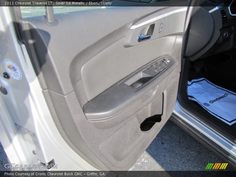 Silver Ice Metallic / Ebony/Ebony 2011 Chevrolet Traverse LT