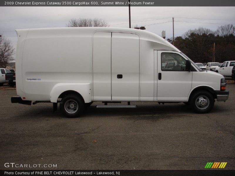  2009 Express Cutaway 3500 CargoMax 600 Summit White