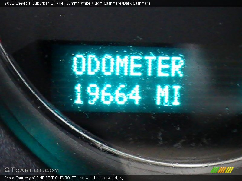 Summit White / Light Cashmere/Dark Cashmere 2011 Chevrolet Suburban LT 4x4