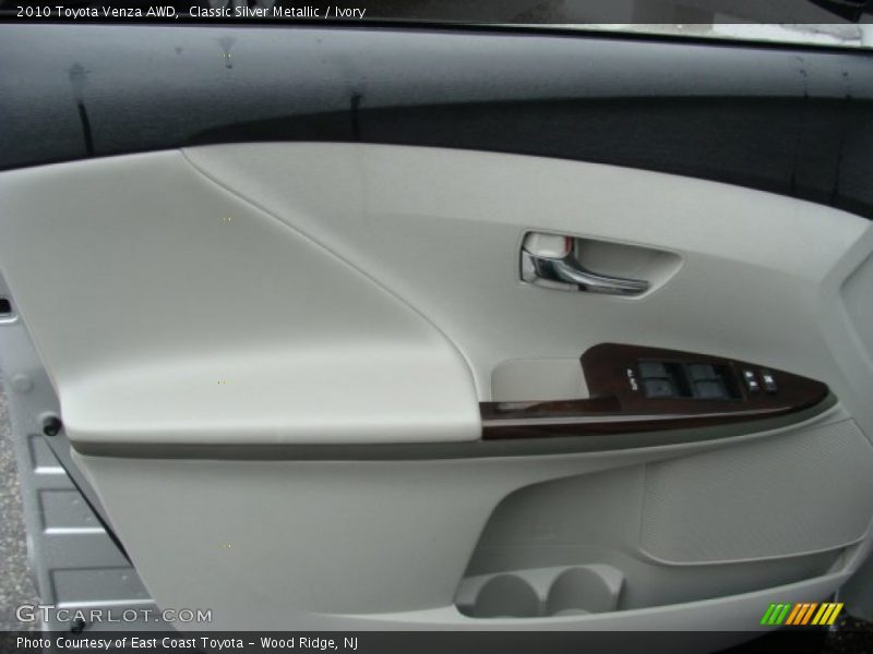 Classic Silver Metallic / Ivory 2010 Toyota Venza AWD
