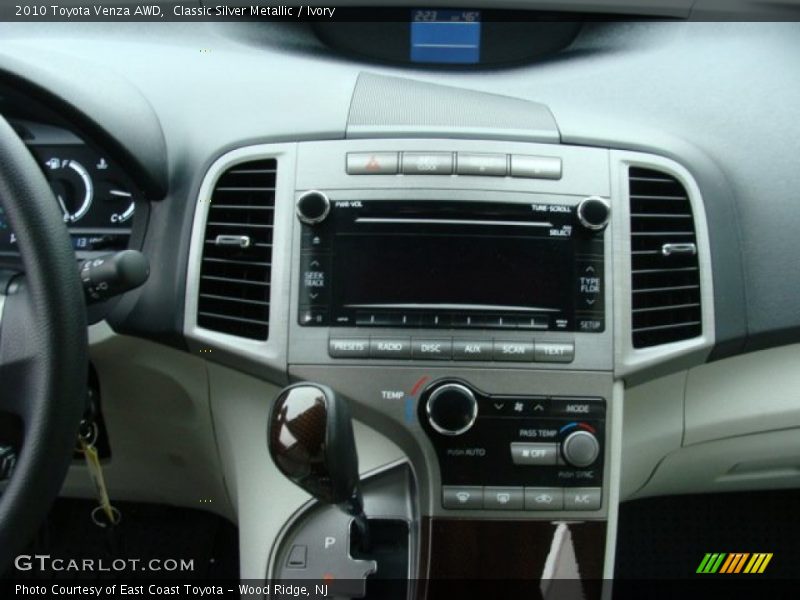 Classic Silver Metallic / Ivory 2010 Toyota Venza AWD