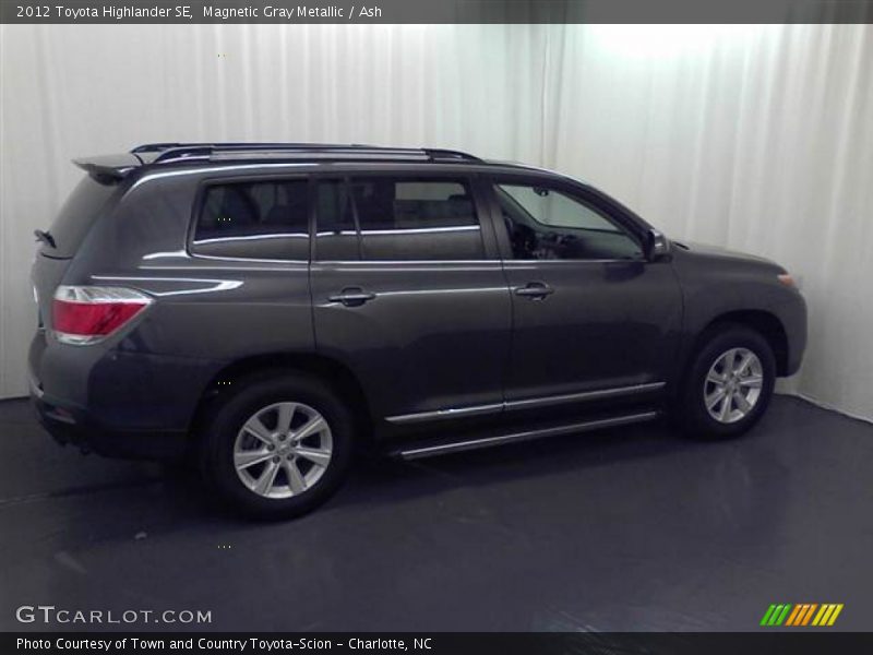 Magnetic Gray Metallic / Ash 2012 Toyota Highlander SE