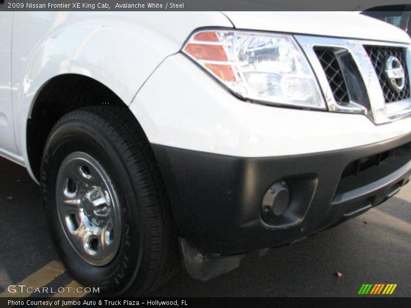 Avalanche White / Steel 2009 Nissan Frontier XE King Cab
