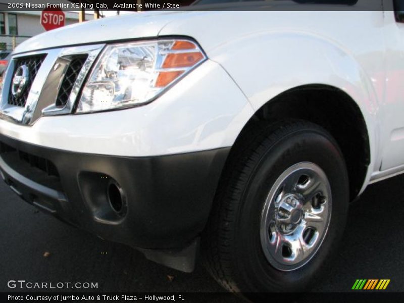 Avalanche White / Steel 2009 Nissan Frontier XE King Cab