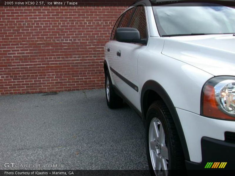 Ice White / Taupe 2005 Volvo XC90 2.5T