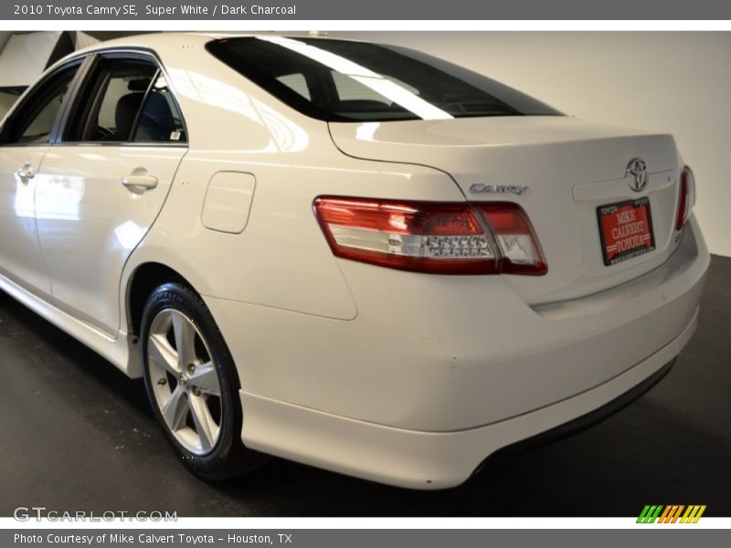 Super White / Dark Charcoal 2010 Toyota Camry SE