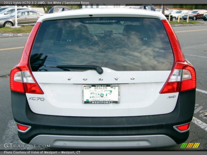 Ice White / Sandstone Beige 2011 Volvo XC70 3.2 AWD