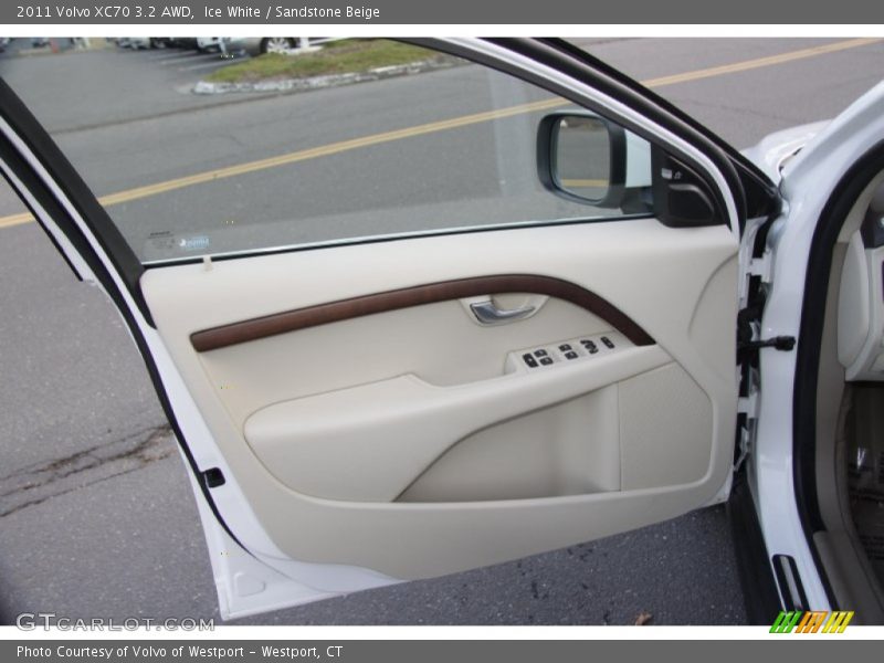Ice White / Sandstone Beige 2011 Volvo XC70 3.2 AWD