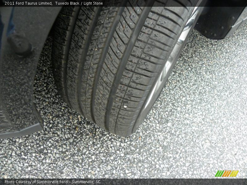 Tuxedo Black / Light Stone 2011 Ford Taurus Limited