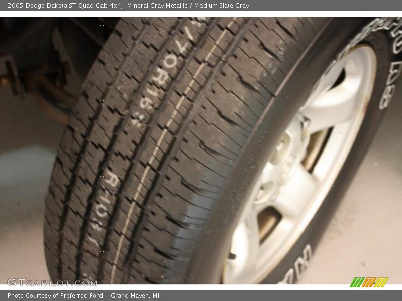 Mineral Gray Metallic / Medium Slate Gray 2005 Dodge Dakota ST Quad Cab 4x4