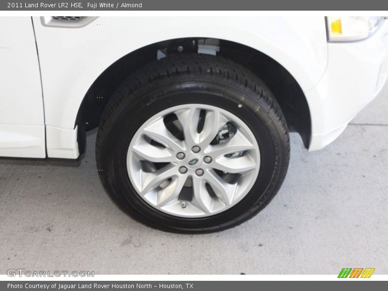 Fuji White / Almond 2011 Land Rover LR2 HSE