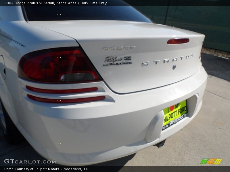 Stone White / Dark Slate Gray 2004 Dodge Stratus SE Sedan