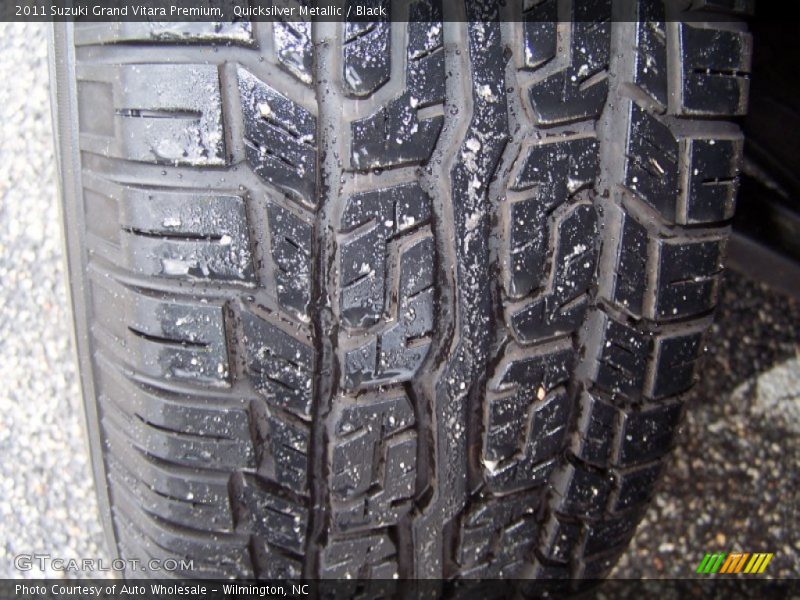 Quicksilver Metallic / Black 2011 Suzuki Grand Vitara Premium