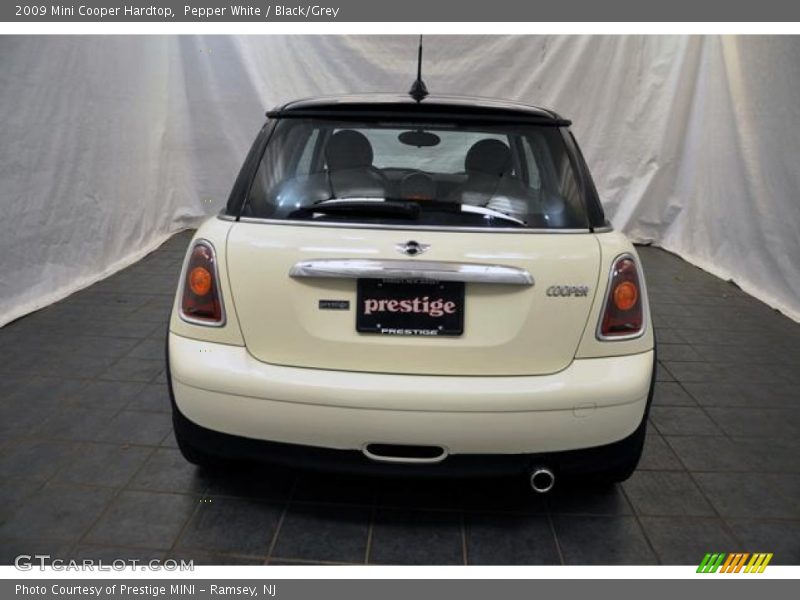 Pepper White / Black/Grey 2009 Mini Cooper Hardtop