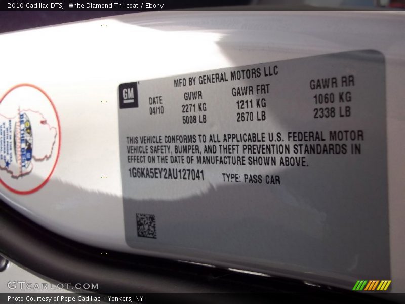 White Diamond Tri-coat / Ebony 2010 Cadillac DTS