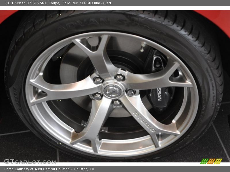 RAYS 5-spoke NISMO super-lightweight forged alloy wheels, Front - 2011 Nissan 370Z NISMO Coupe