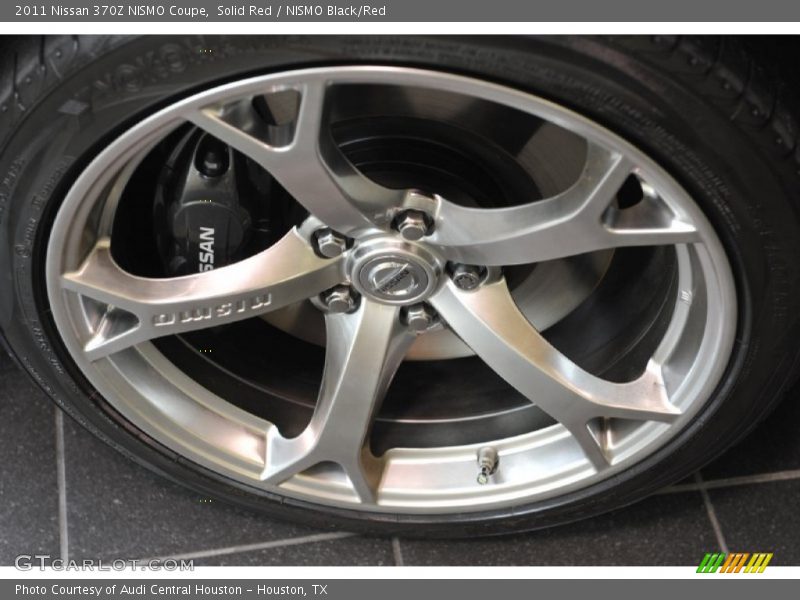 RAYS 5-spoke NISMO super-lightweight forged alloy wheels, Front - 2011 Nissan 370Z NISMO Coupe