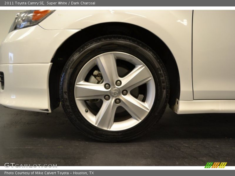 Super White / Dark Charcoal 2011 Toyota Camry SE