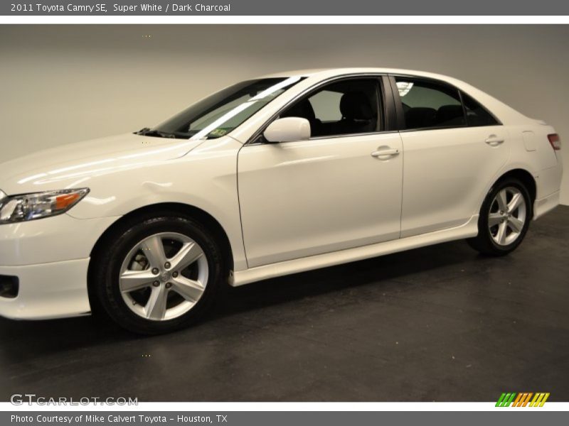 Super White / Dark Charcoal 2011 Toyota Camry SE