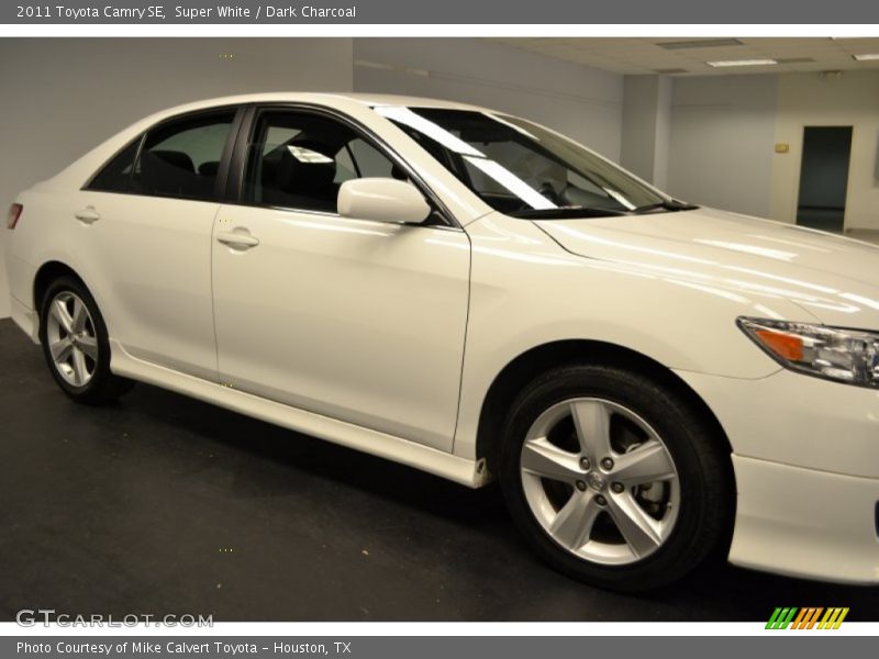Super White / Dark Charcoal 2011 Toyota Camry SE