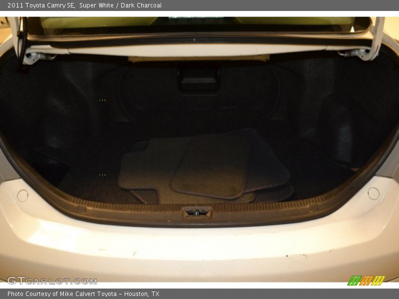 Super White / Dark Charcoal 2011 Toyota Camry SE