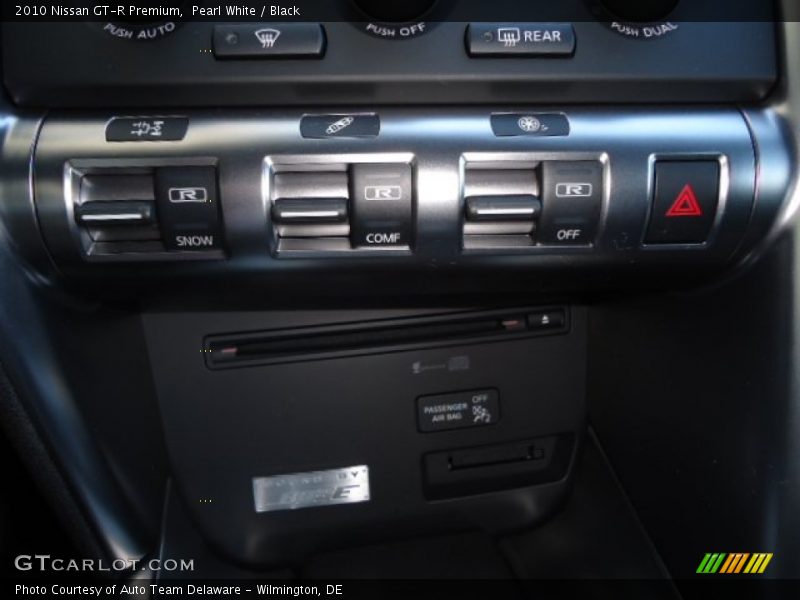 Controls of 2010 GT-R Premium