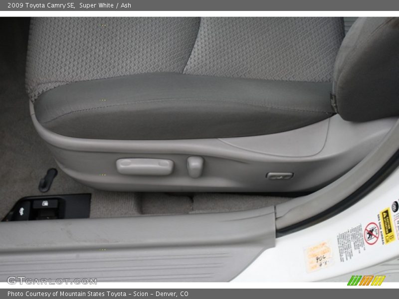 Super White / Ash 2009 Toyota Camry SE